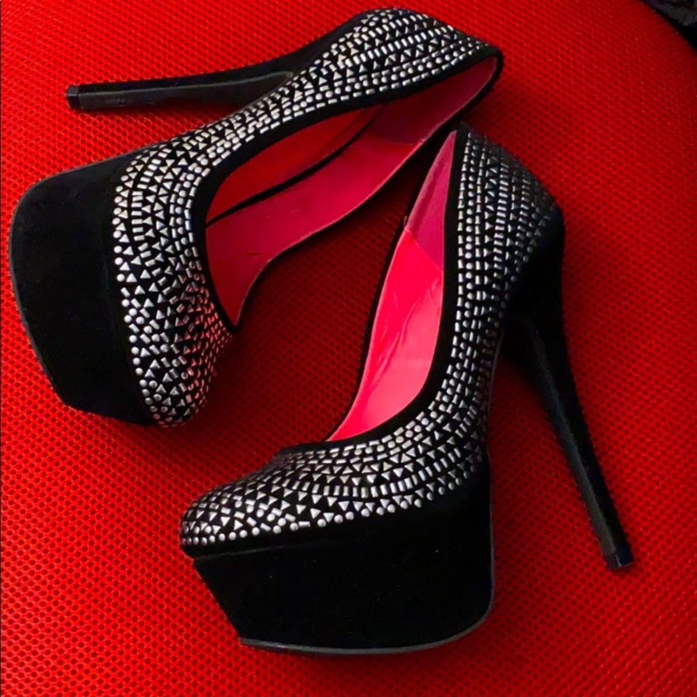 Sami (Shoe-dazzle cares)Black and silver Stilettos